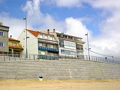 Edificio da farmacia e lindantes dende a praia