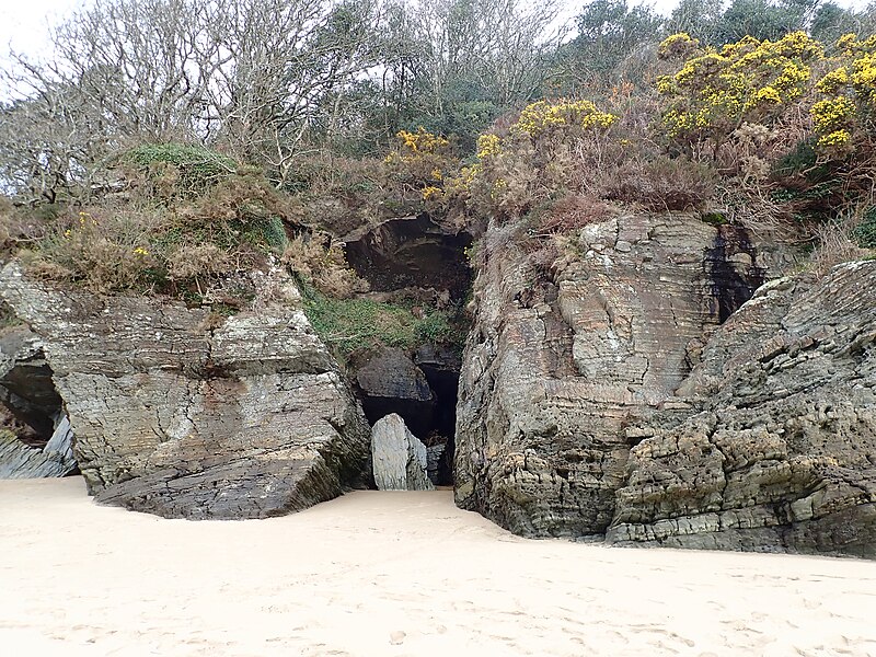 File:Caves at Trwynypenrhyn - geograph.org.uk - 6084919.jpg