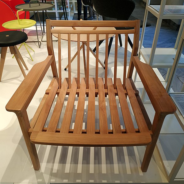 File:Chair by Torben Skov in 2006.jpg