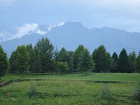 Вид на Шампейн-Касл (пик слева в облаках, 3377 м) и Кэткин-Пик (пик в центре, 3149 м).