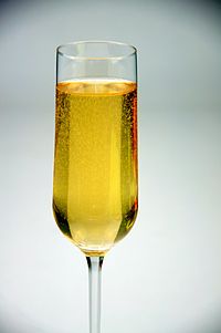 https://upload.wikimedia.org/wikipedia/commons/thumb/e/e3/Champagne_Close_Up_%285076905930%29.jpg/200px-Champagne_Close_Up_%285076905930%29.jpg