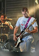 Jandro Velazquez (left) and Chema Ruiz (right) during a concert. Chema de El Canto del Loco.jpg