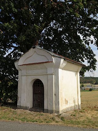 Chudenice, kaplička u křižovatky na Slatinu.jpg