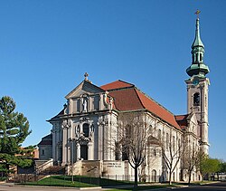 A Igreja de Santa Inês, que é bem visível no centro do bairro.