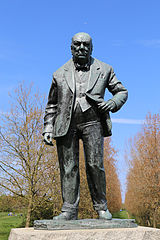 Churchill statue at Woodford Green by David McFall R.A. 01.jpg