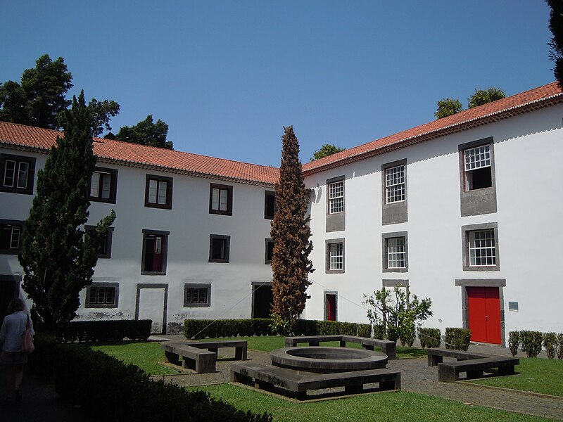 File:Cloître du Collège des Jésuites de Funchal.jpg