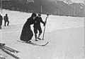 Commandant du 22e chasseurs alpins donnant une leçon de ski à une femme.jpg