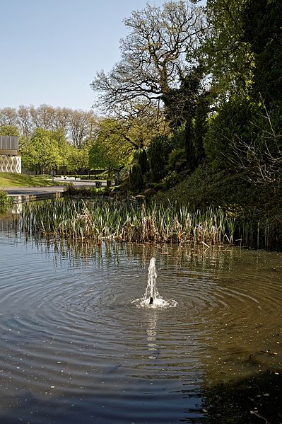 File:Crematorium pond and fountain at the City of London Cemetery and Crematorium.jpg