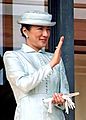 天皇誕生日一般参賀にてローブ・モンタントを着用し帽子を被り手袋と扇を携帯する皇后雅子（当時皇太子妃）