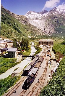 Bahnhof Gletsch mit Zügen der Dampfbahn Furka-Bergstrecke