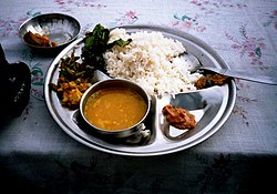 Dal baht (curry de lentilles) aux épinards riz basmati et chutney à la