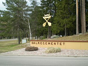 Dalregementets förbandstecken vid entrén till det före detta regementsområdet.