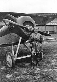 Bernard Barny de Romanet près de son biplan Spad, en 1920.