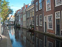 Houses along the canal in Delft are a type common just to this area. Delft Voldersgracht 1.JPG