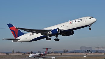 Un Boeing 767 de Delta Air Lines au décollage de l'aéroport de Stuttgart. (définition réelle 2 800 × 1 575)