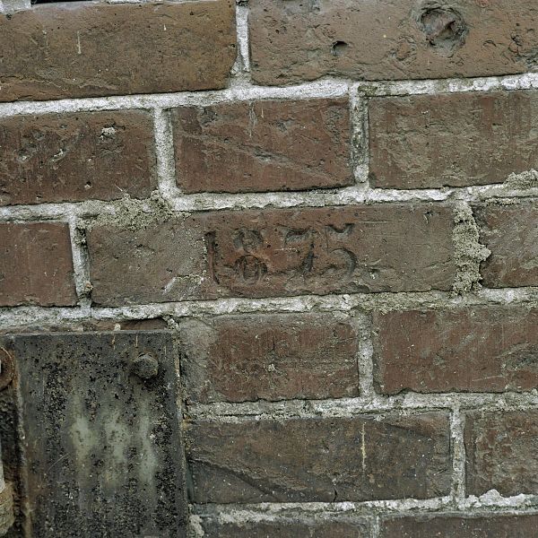 File:Detail muur voorzijde- inscriptie in baksteen - Groningen - 20385549 - RCE.jpg