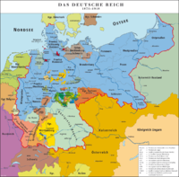 El Imperio alemán unificado de 1871. En azul, el Reino de Prusia, ya había incorporado los ducados daneses de Schleswig-Holstein (1864-66). Los distintos reinos, especialmente en el sur (Reino de Baviera) mantuvieron su personalidad. Los departamentos franceses anexionados formaron el Territorio imperial de Alsacia y Lorena.