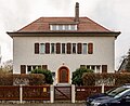 Wohnhaus in offener Bebauung, mit Vorgarten, Einfriedung und Gartenhaus