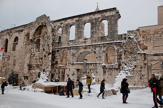 File:Luftbild vom Diokletianpalast in Split, Kroatien (48608754492).jpg -  Wikimedia Commons