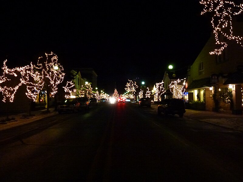 File:Downtown Harbor Springs Michigan, wintertime at night.JPG