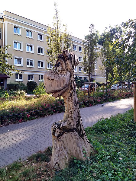 File:Dragon sculpture Strzałkowskiego Avenue in Warsaw (2).jpg