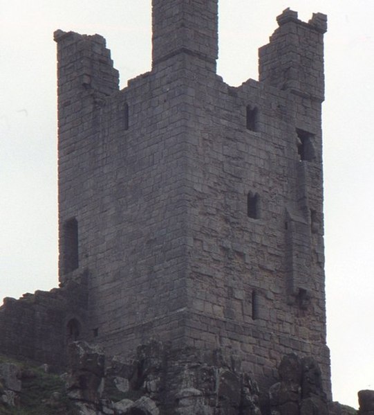 File:Dunstanburgh Castle tower - geograph.org.uk - 1312728.jpg