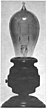 Перший тип лампи розжарювання з вугільною ниткою, виготовленої Томасом Едісоном близько 1880 року. Фото опубліковане у 1910 році