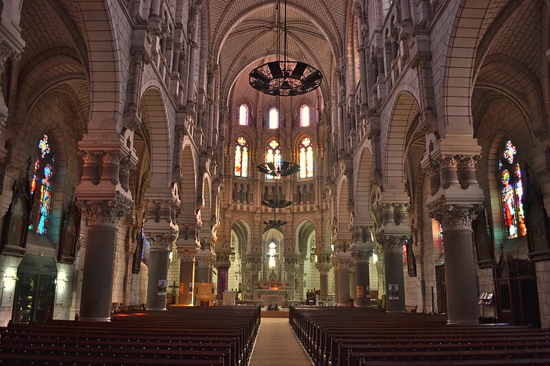 File:Eglise d'Aizenay Intérieur.jpg