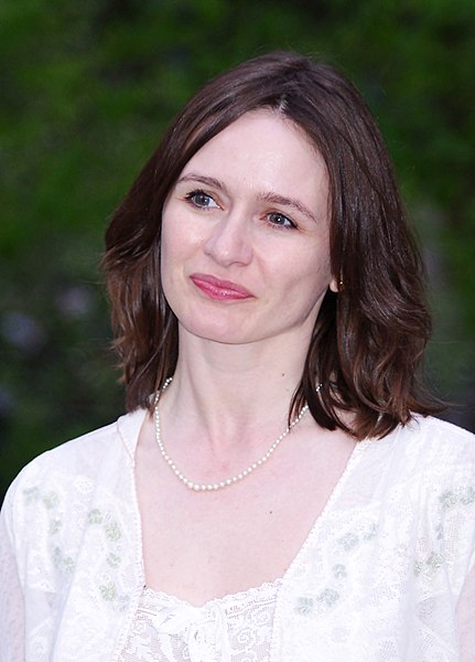 Emily Mortimer voiced the young Sophie in English.
