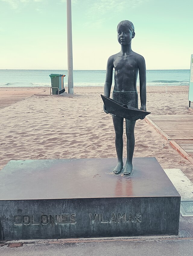 Escultura d'un nen de les Colònies de Vilamar