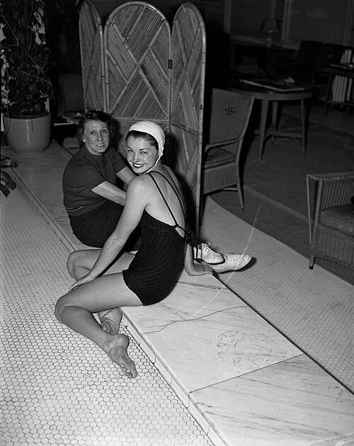 Williams (in swimsuit) at the Los Angeles Athletic Club in 1939