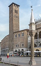 Torre degli Anziani kot se vidi iz Piazza della Frutta