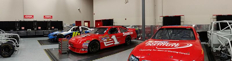 File:Fahrzeuge im NASCAR Technical Institute.jpg