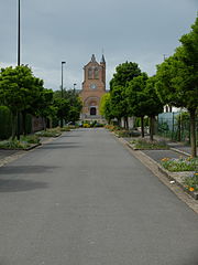 La rue des Acacias, avec l'église au fond.