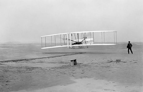 Wright Kardeşler tarafından uçakla gerçekleştirilen ilk insanlı uçuş. (Üreten:John T. Daniels)