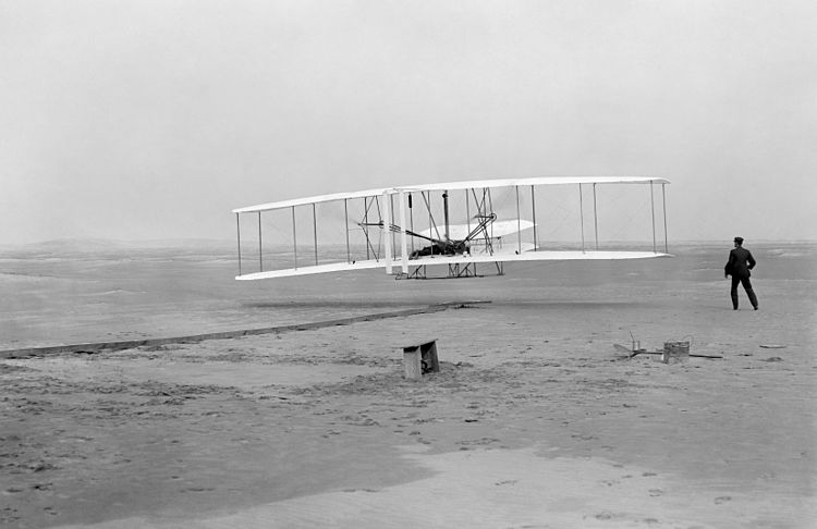Первый удачный полёт самолёта братьев Райт «Райт Флайер». Полёт состоялся 17 декабря 1903 года неподалёку от города Китти-Хоук, Северная Каролина. Самолёт пролетел 120 футов (36,6 м) за 12 секунд. Пилот — Орвилл Райт.