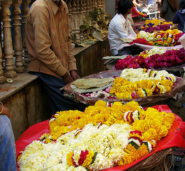 File:Flower garland sellers outside Banke Bihari Temple, Vrindavan.jpg