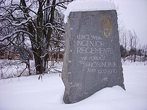 Minnessten i Frösundavik. Texten lyder: "Kungl. Svea ingenjörsregemente var förlagt till Frösundavik åren 1922–1970."