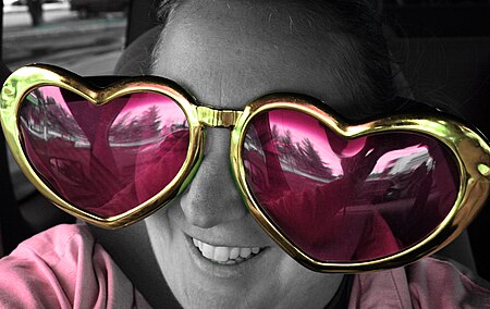 Tập_tin:Free_Smiling_In_Pink_Heart_Sunglasses.jpg