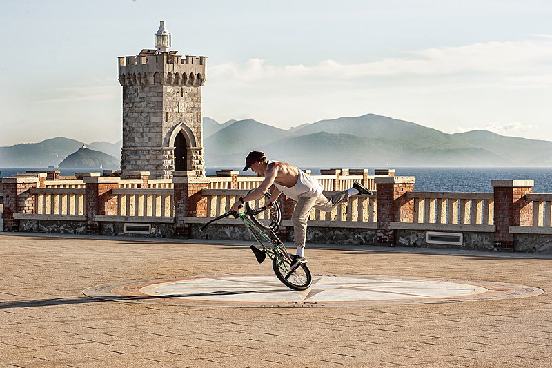 File:Free style in Piazza Bovio 1.jpg