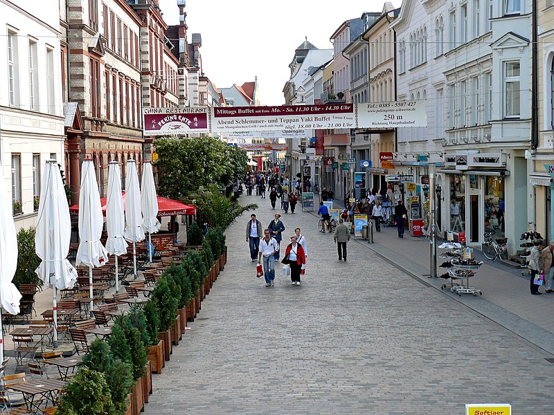 File:Fußgängerzone in Schwerin mit Restaurant Bolero auf der linken Seite im Bild - panoramio.jpg