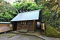 船越鉈切神社拝殿（洞窟開口部） 右側に洞窟入り口。