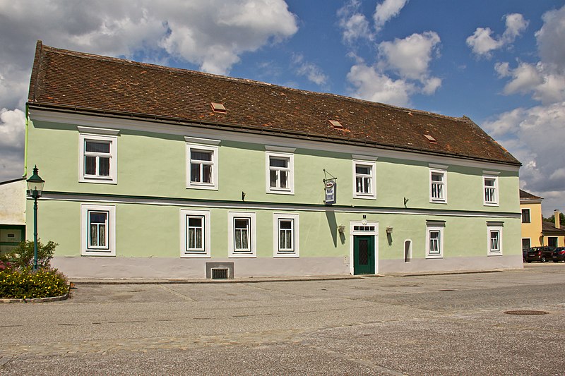 File:Gasthaus Zum goldenen Adler, ehem. Poststation in Neupölla.jpg