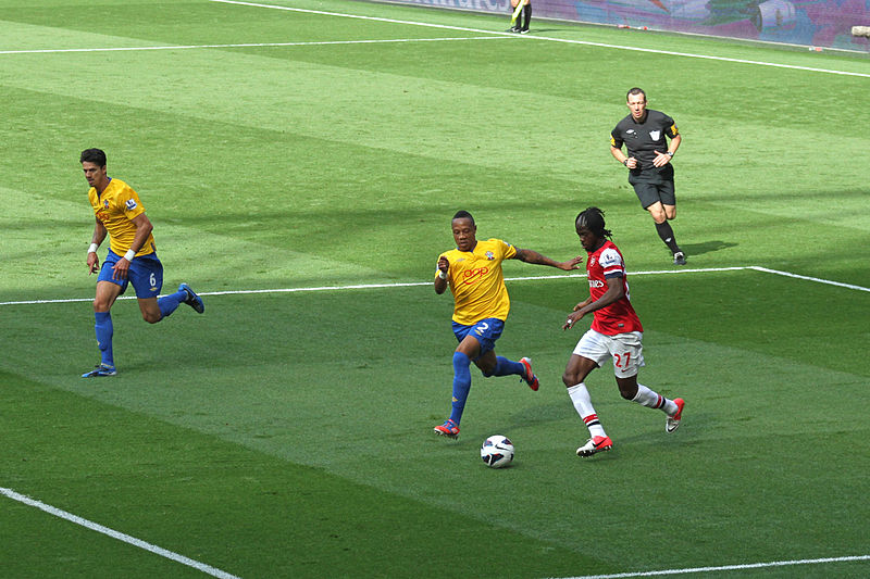 File:Gervinho on the attack 1.jpg