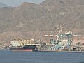 טעינת פוספטים באוניית צובר בנמל אילת.