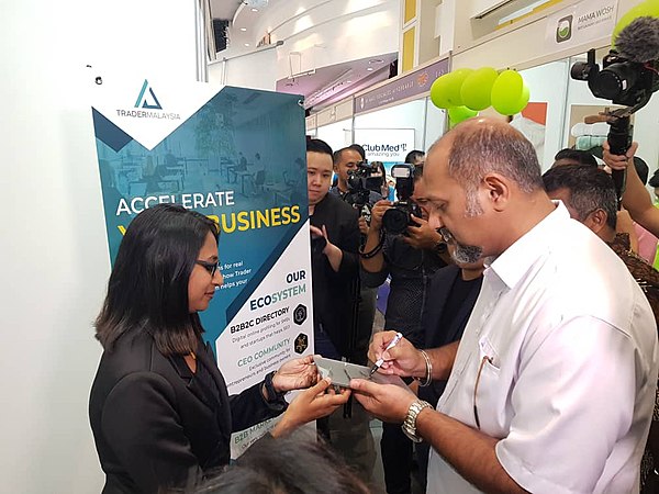 Gobind Singh signing Plaque for Trader Malaysia.