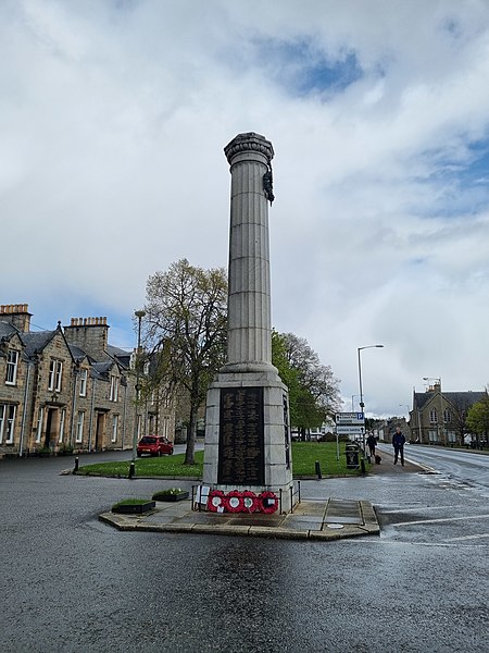 File:Grantown On Spey, The Square 02.jpg