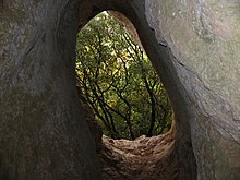 Les grottes de Bérigoule forment un vaste et profond réseau de galeries dans un affleurement calcaire au nord du village.