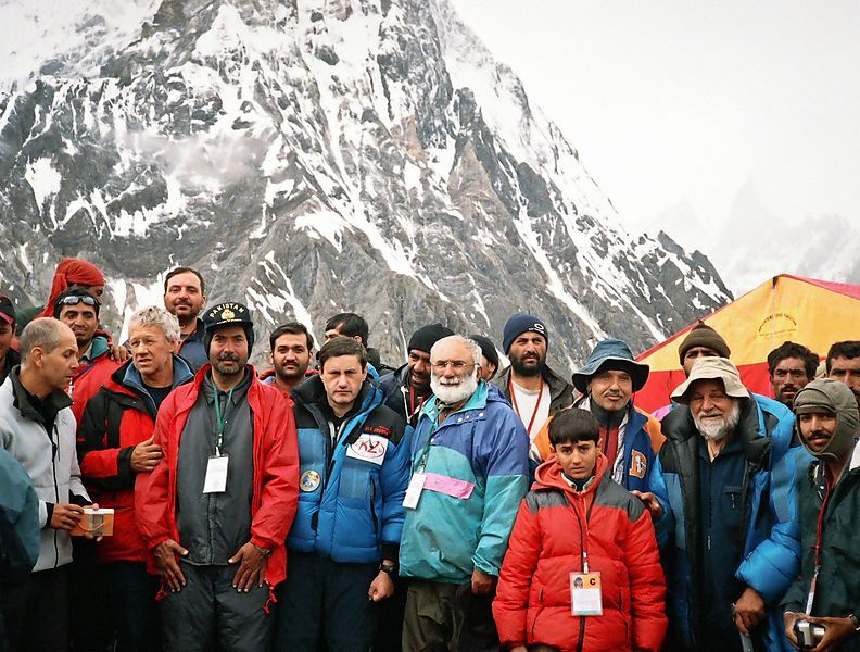 File:Group of Chiltan Adventurers with Lino Lacedelli Italian Mountaineer 2004.jpg