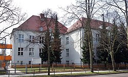 Primary school Alt-Karow 01.jpg